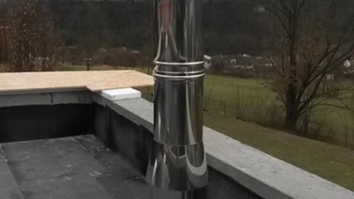 Nerezový komín Schiedel ICS25 jako svislý kouřovod s funkcí komínu pro krbovou vložku Spartherm