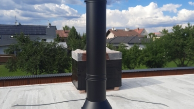 Svislý kouřovod s funkcí komínu Schiedel Permeter před izolací ploché střechy